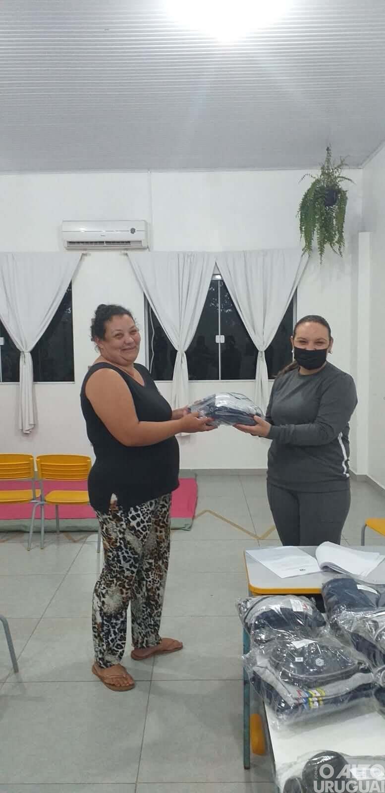 Secretaria de Educação de Erval Seco entrega kits de uniformes escolares