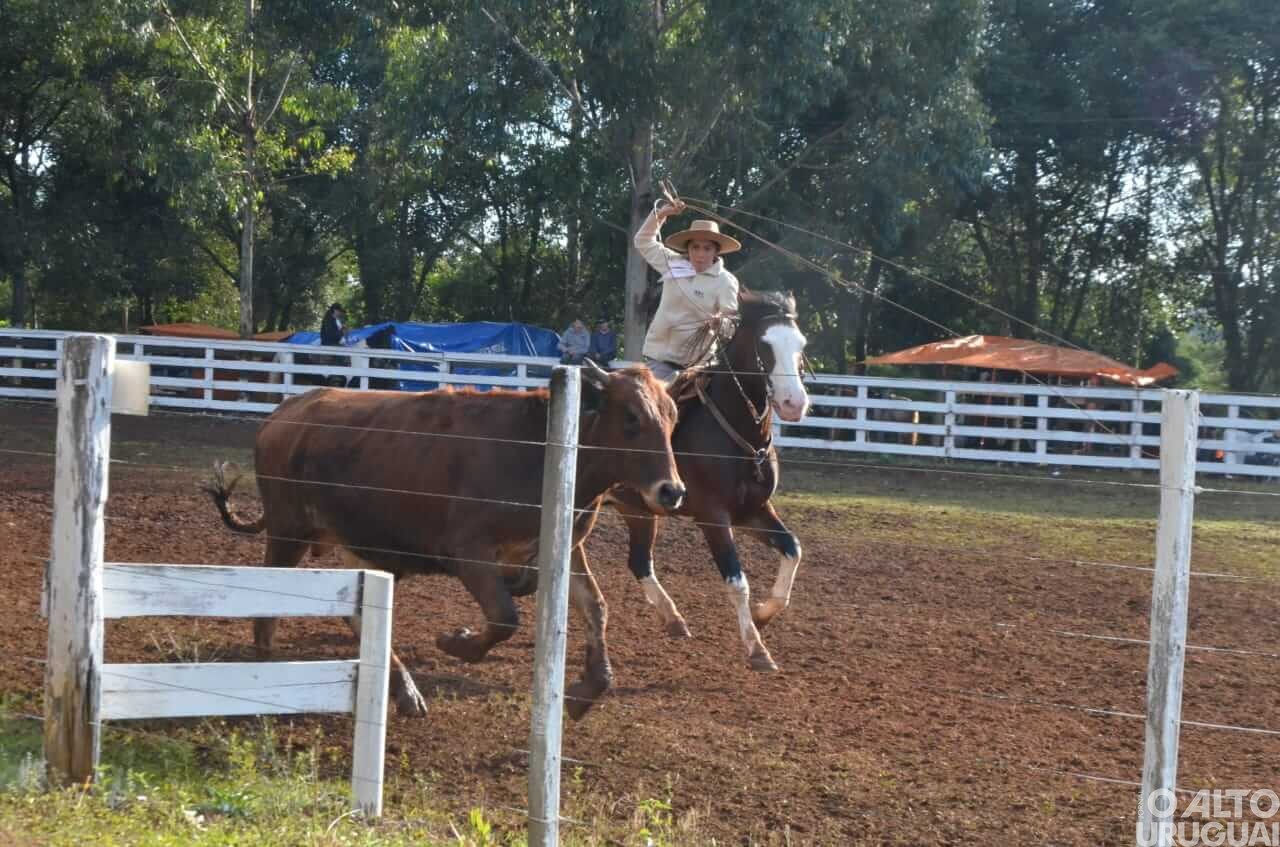 Mulheres dão show no Duelo de Prendas Bibiana Cambará nas provas do Rodeio Crioulo de FW