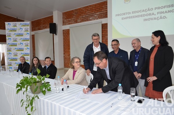 Cimau e Codemau assinam contrato de R$ 554 mil para capacitação de jovens