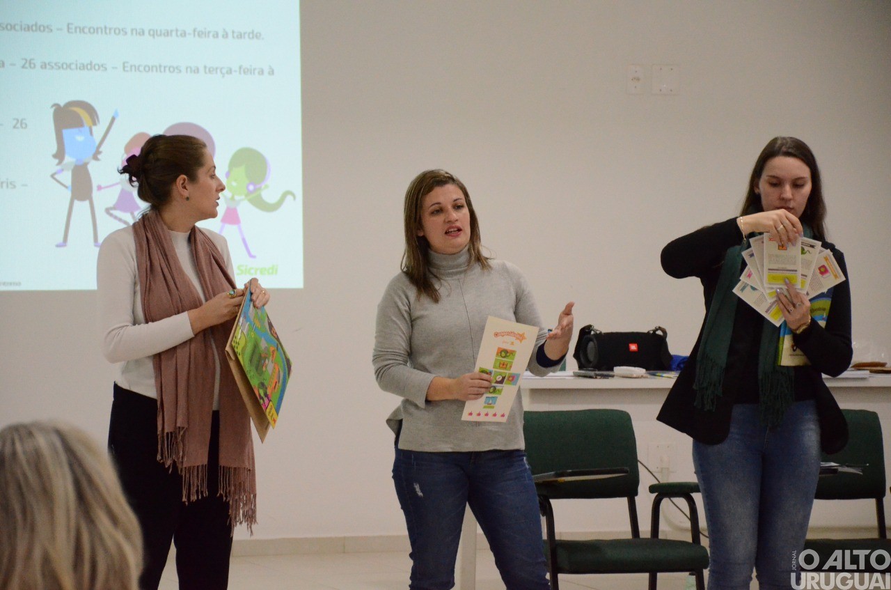 Representantes de Cooperativas Escolares participam de seminário