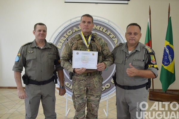 Autoridades são homenageadas pelo 37º BPM