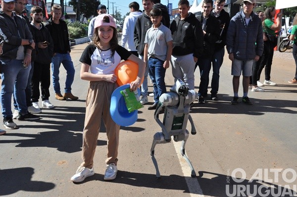 Chamarisco encanta visitantes e simboliza a chegada da robótica ao campo