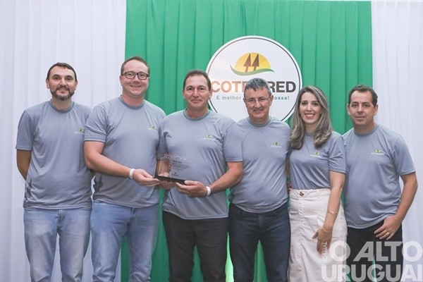 Colaboradores da Cotrifred recebem homenagem