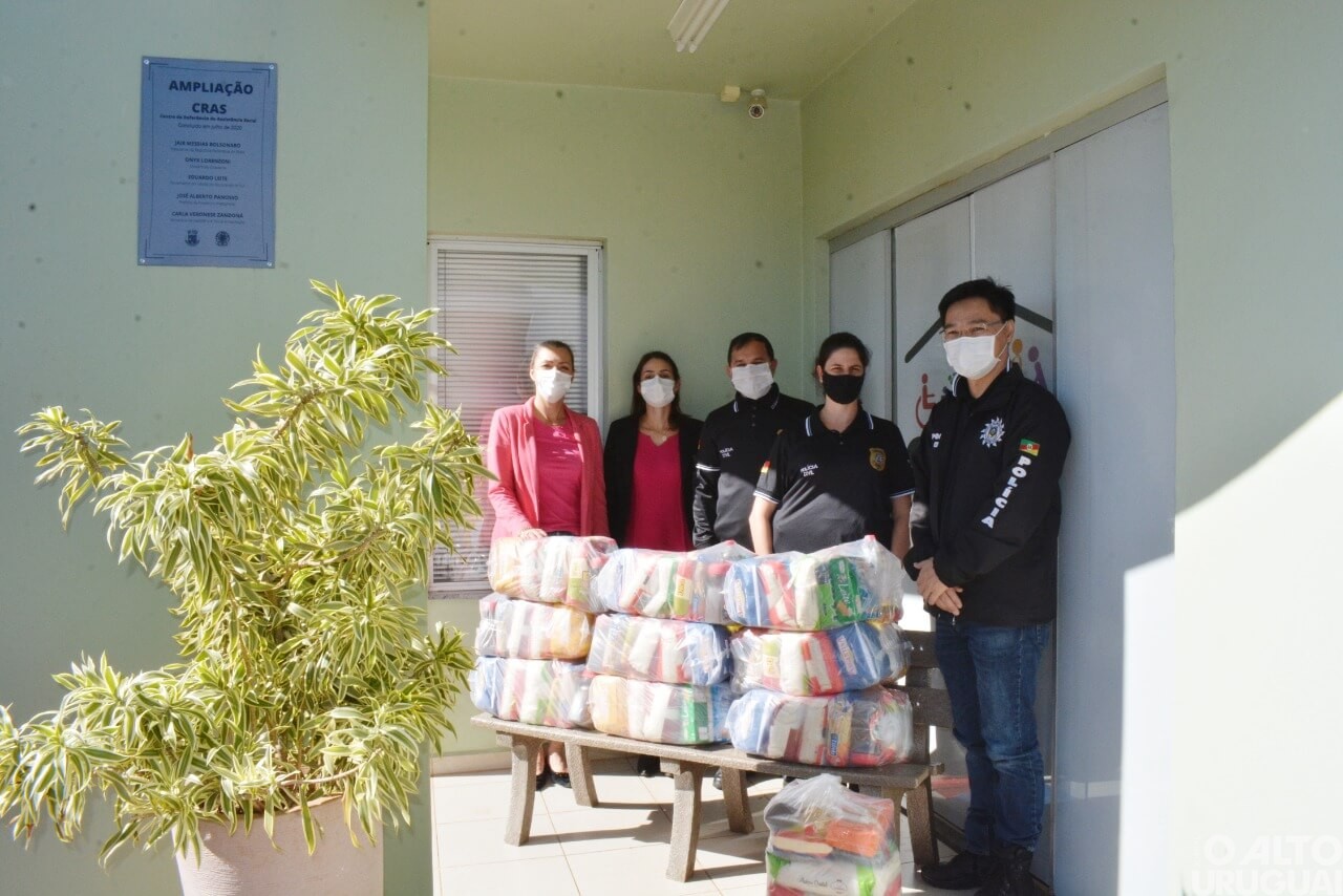 Polícia Civil doa cestas básicas para o Cras de FW
