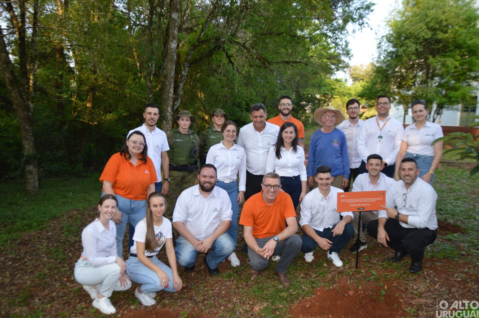 Cresol Raiz realiza ação simbólica com plantio de árvores em FW