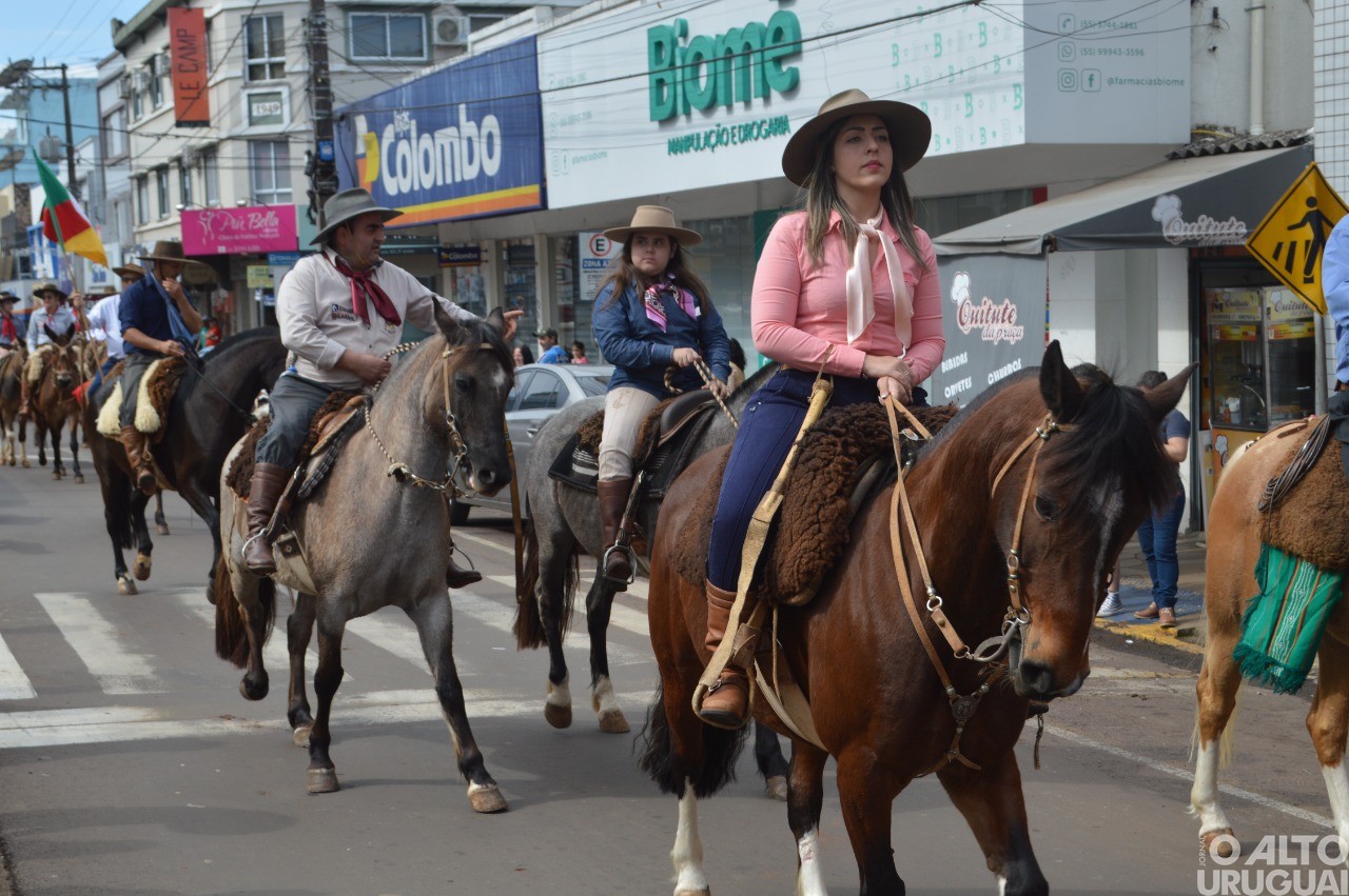 Desfile Farroupilha encerra festejos de FW