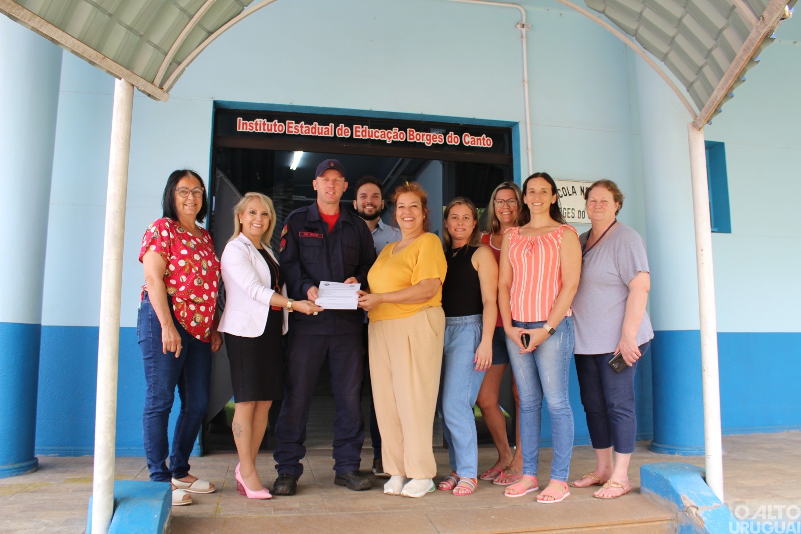 Corpo de Bombeiros entrega alvará de desinterdição da Escola Borges do Canto