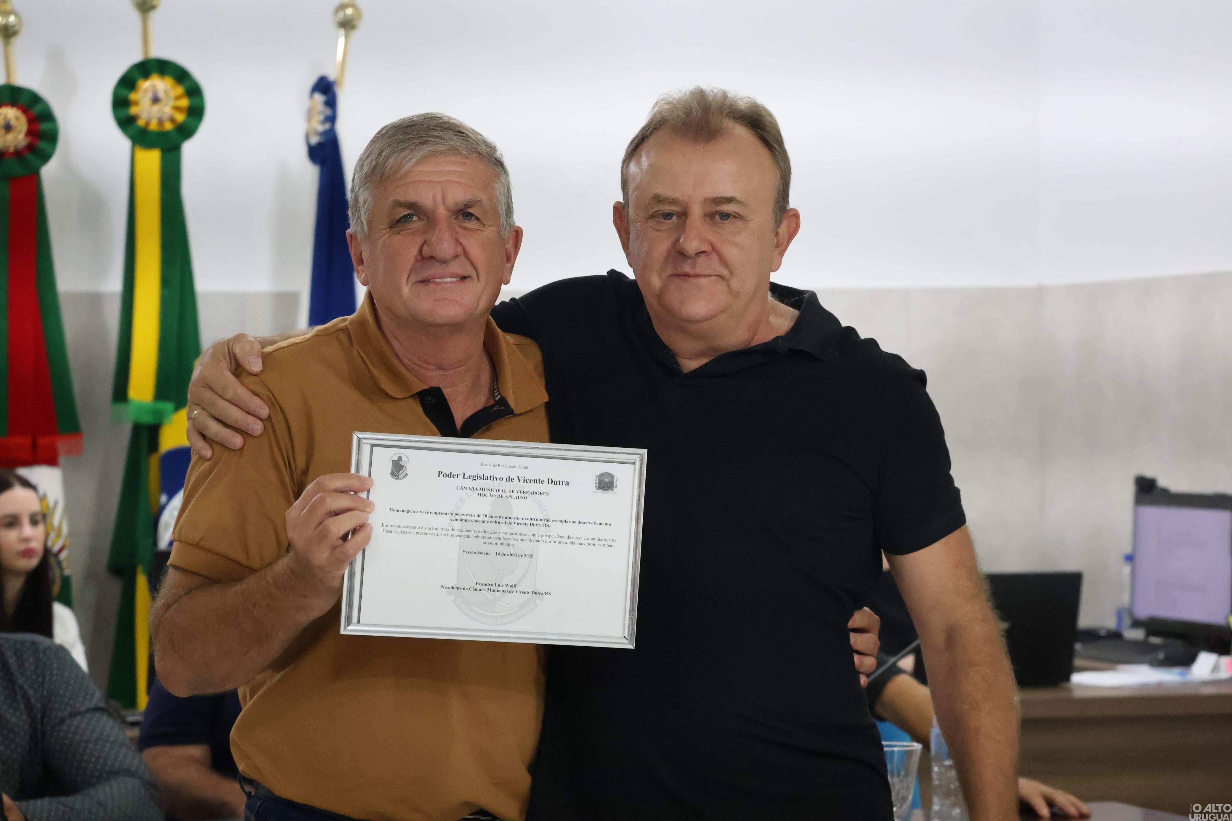 Empresários são homenageados pela Câmara de Vicente Dutra