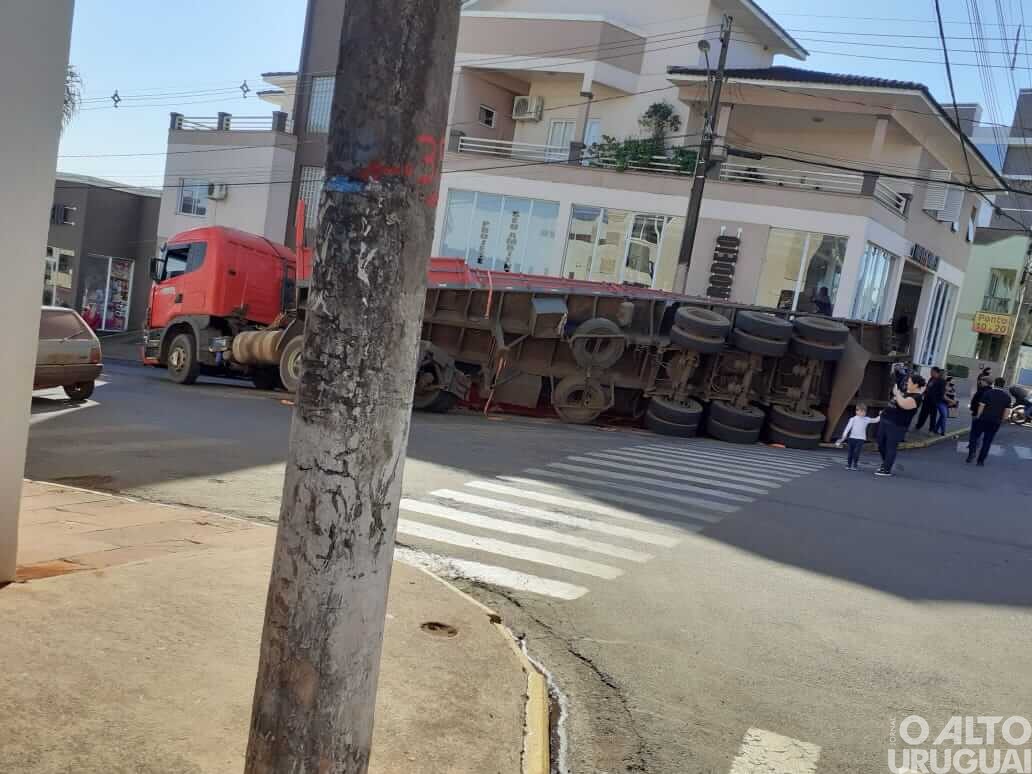Carreta carregada com tábuas de madeira tomba no centro de Rodeio Bonito
