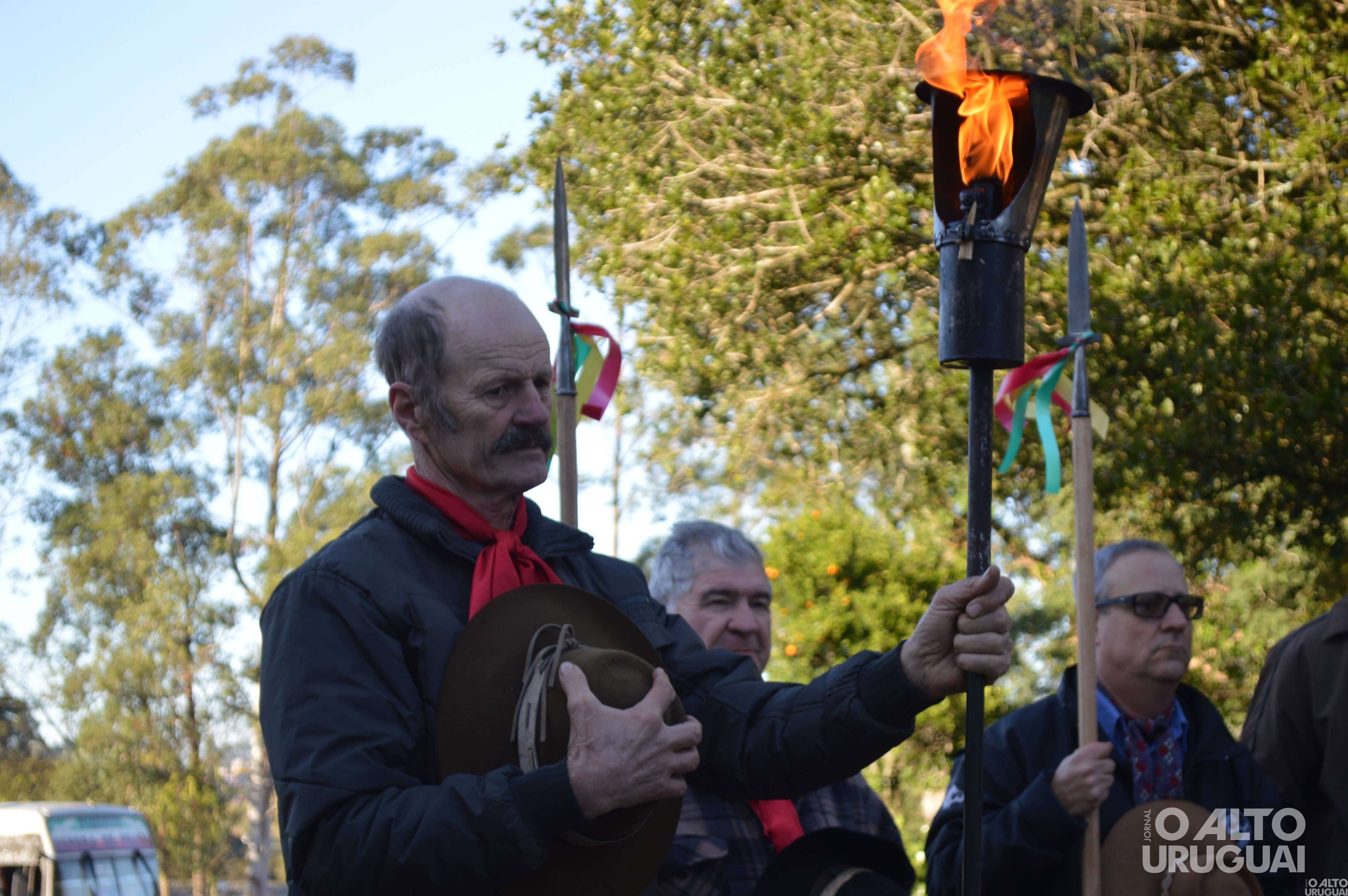 Cavalarianos de FW iniciam trajeto até Farroupilha com a Chama Crioula
