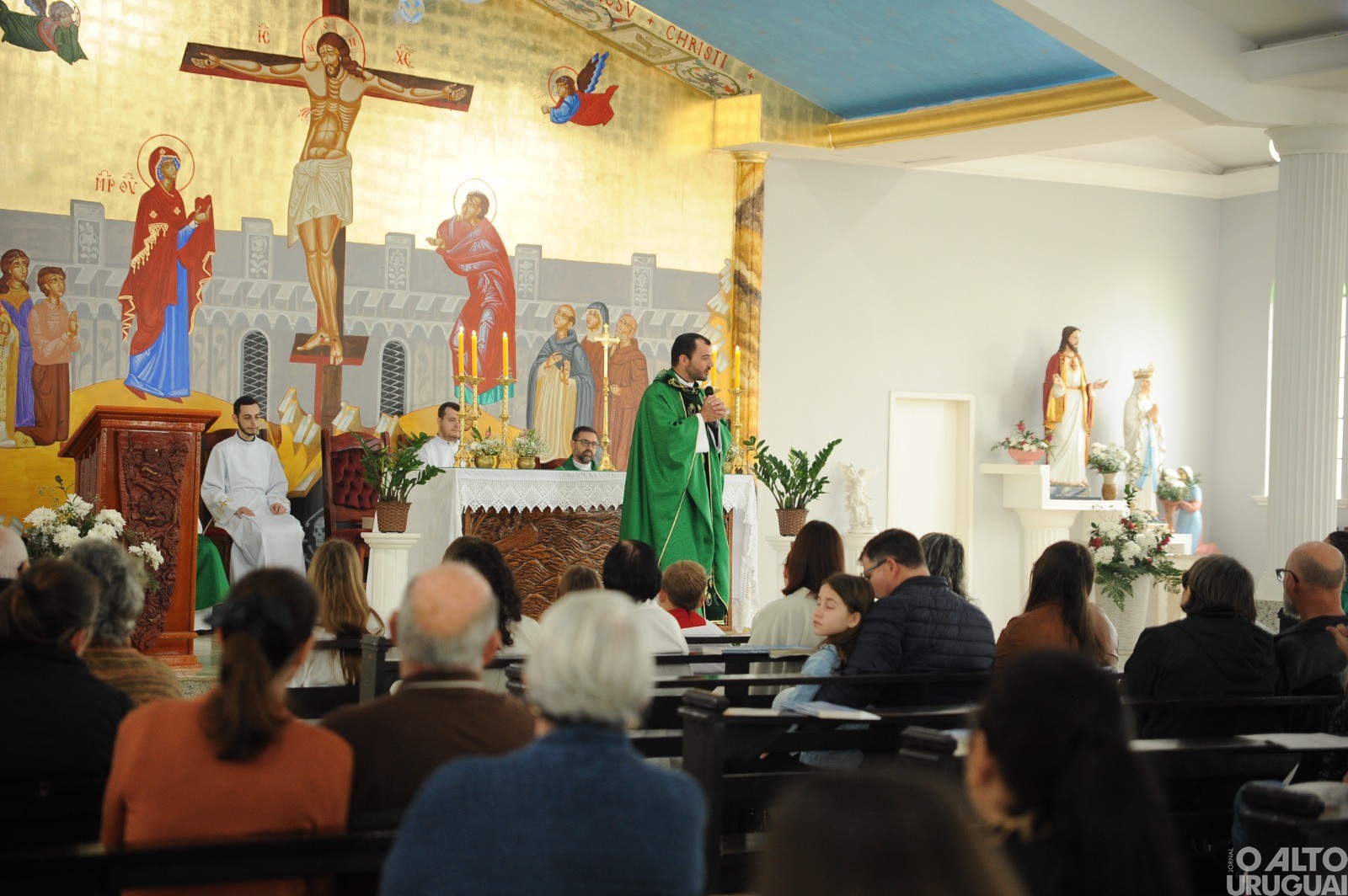 Fiéis participam da primeira missa de Gustavo Balestrin em FW