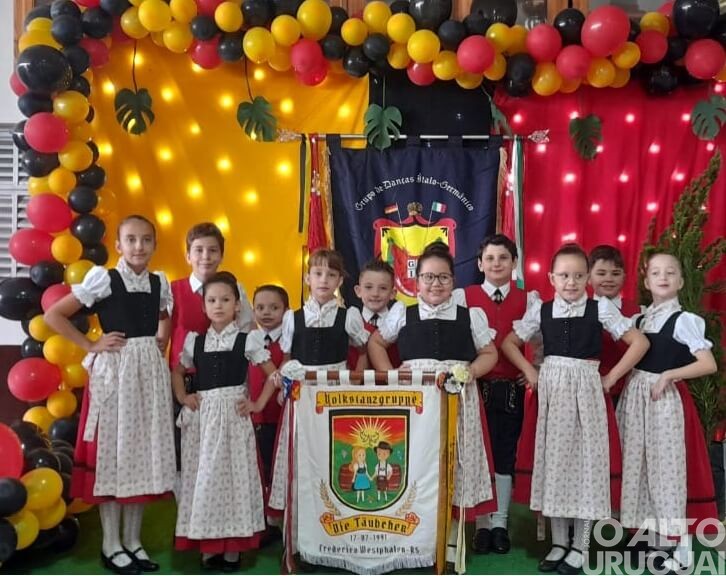 Grupos do Centro Cultural 25 de Julho participam de encontros de danças