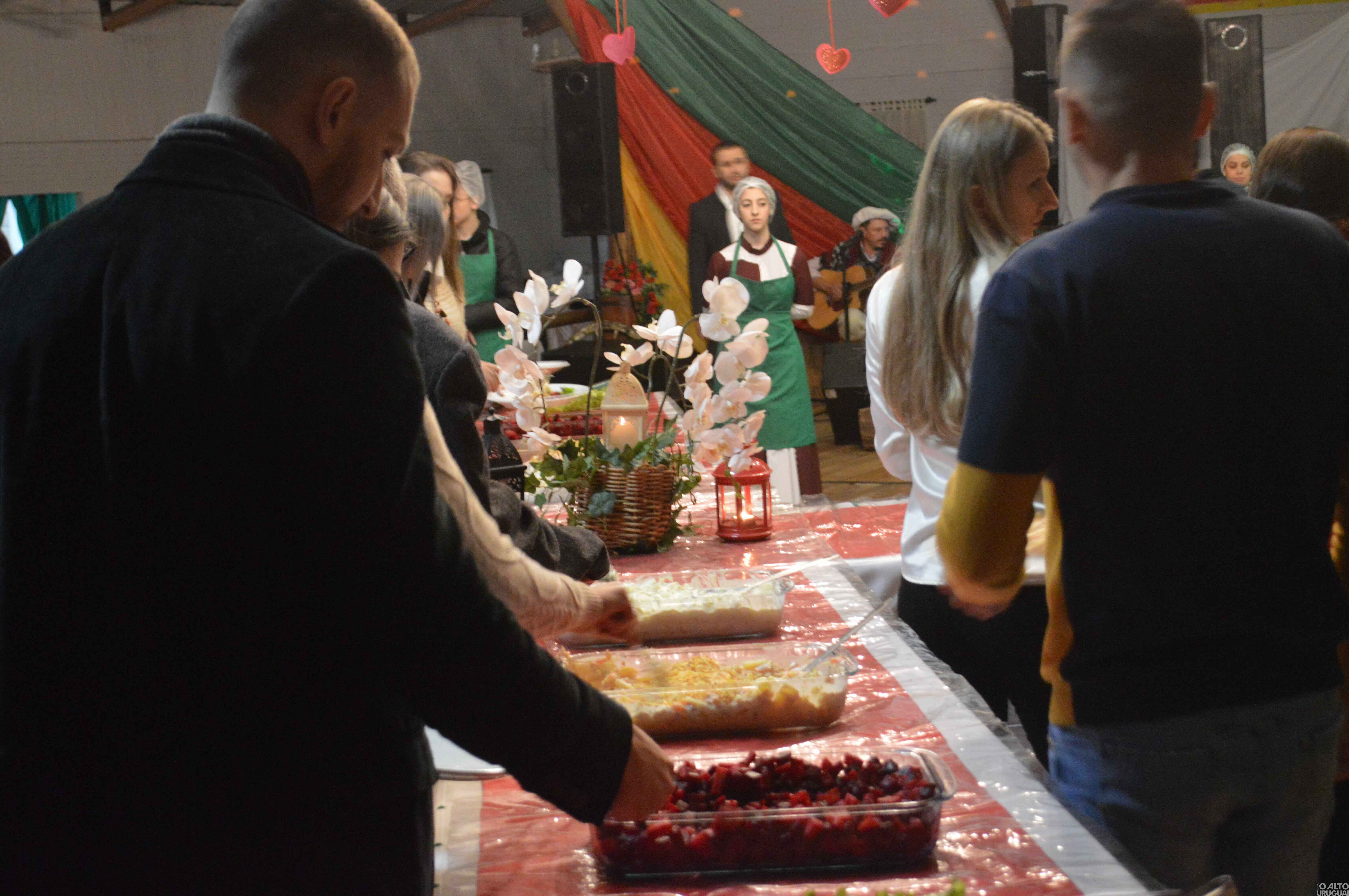 Noite do Galanteio reúne casais no CTG Rodeio da Querência