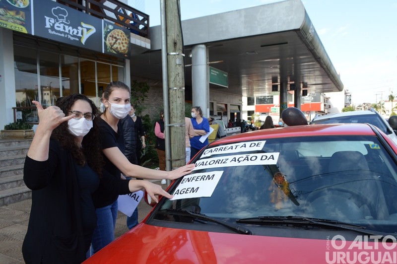 Profissionais de enfermagem promovem carreata