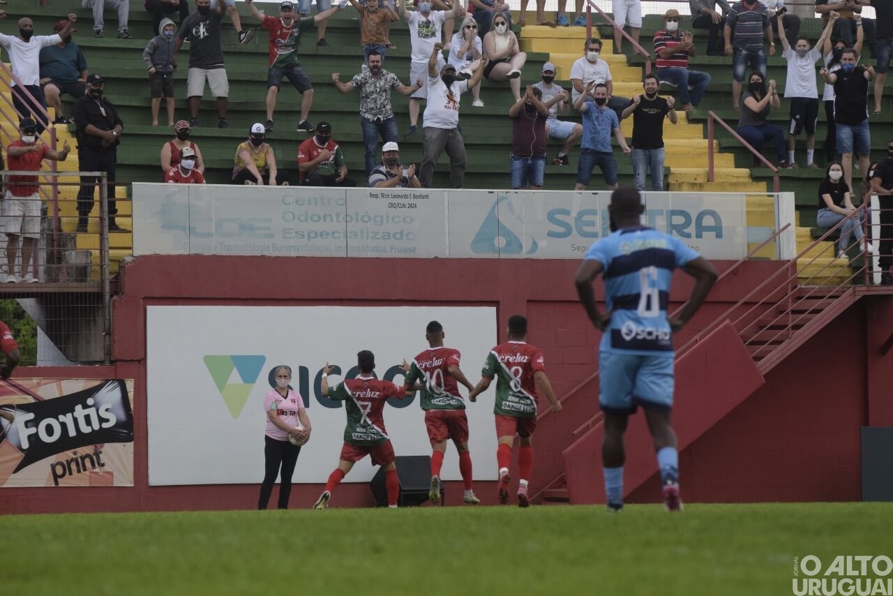 Com retorno da torcida, União-FW joga melhor e vence Glória