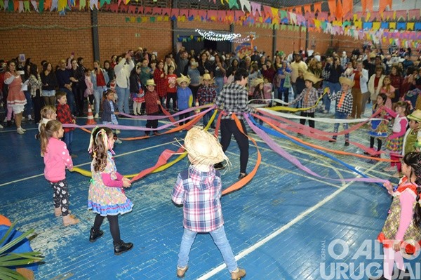 Festa Junina da Escola Irmã Odila Lehnen reúne comunidade em noite de alegria e tradição