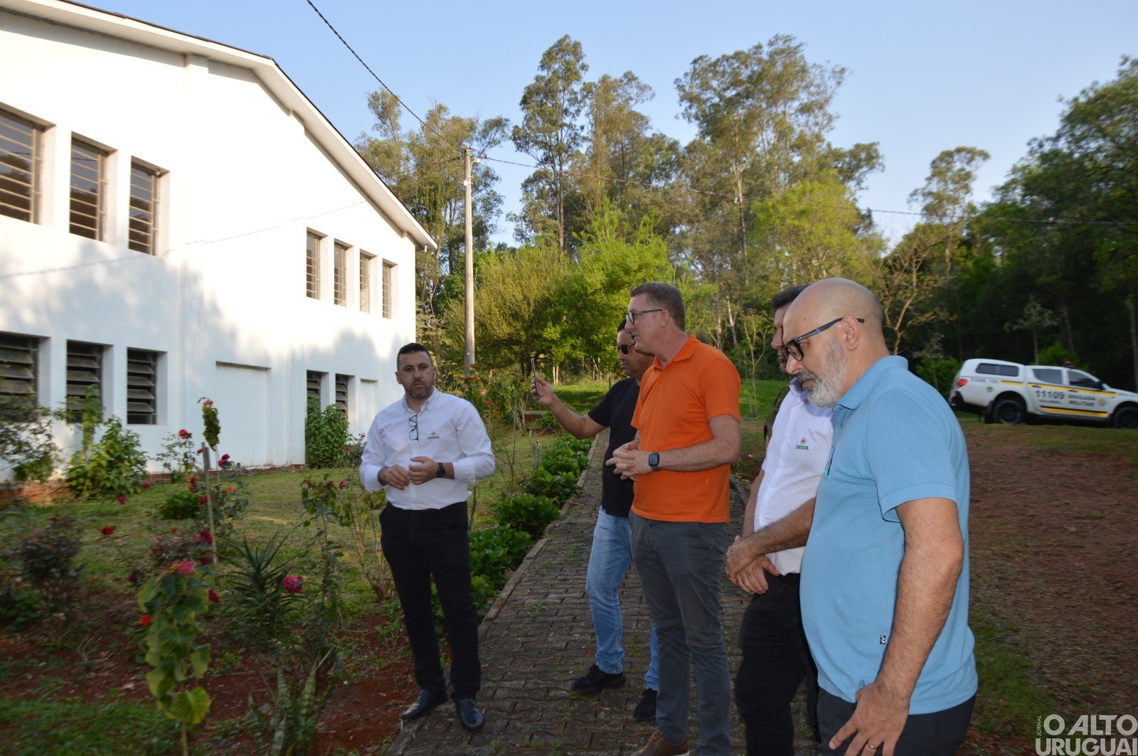 Cresol Raiz realiza ação simbólica com plantio de árvores em FW