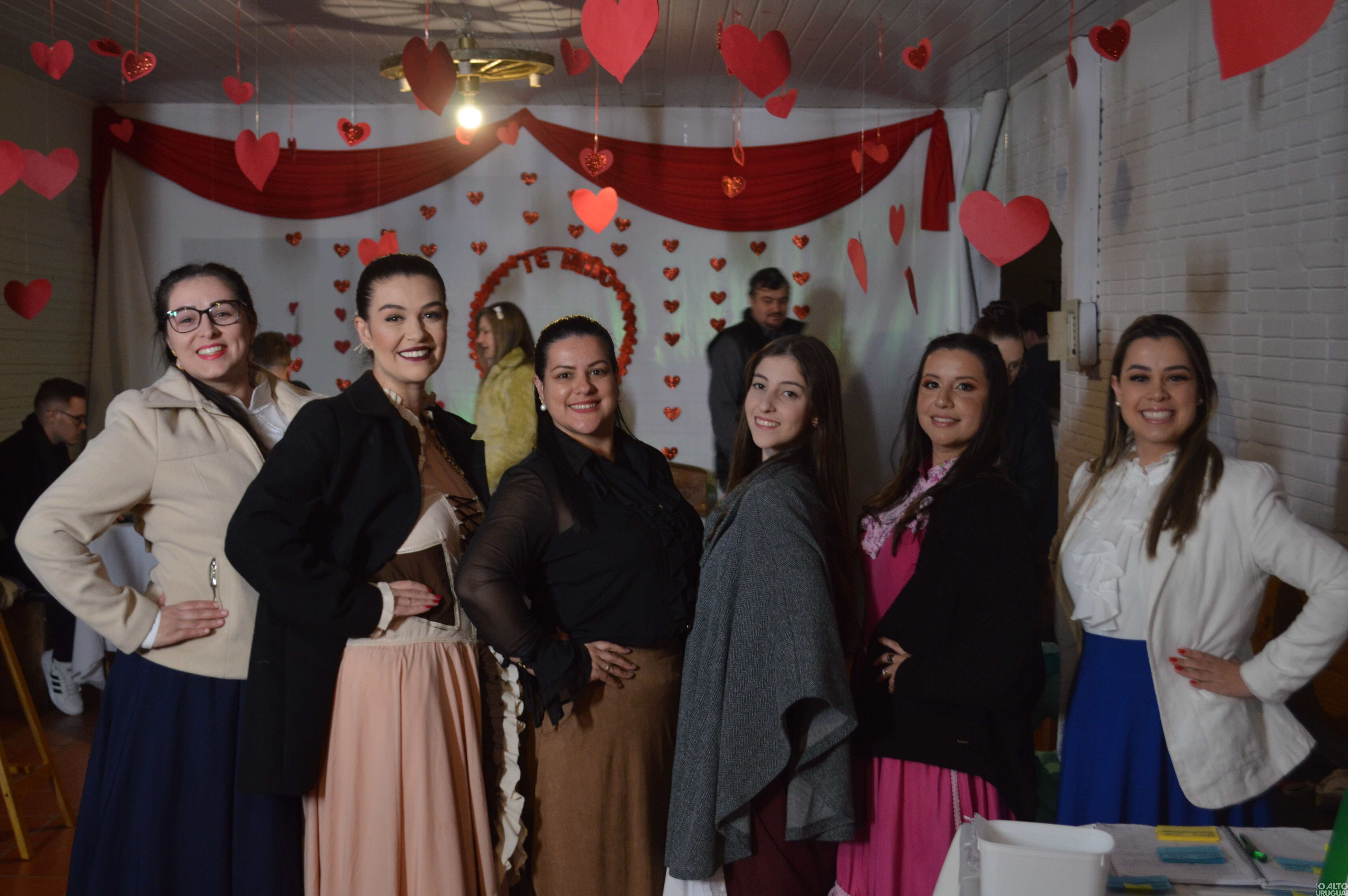 Noite do Galanteio reúne casais no CTG Rodeio da Querência