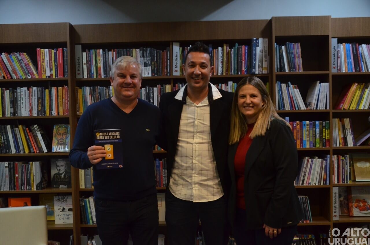 Professor Roberto Franciscatto lança livro pela Vitrola Editora