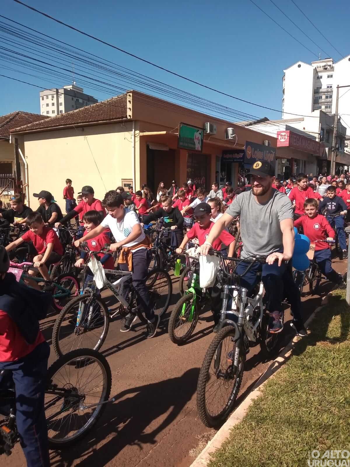 Escola Madre Tereza celebra 71 anos com passeio ciclístico em Seberi