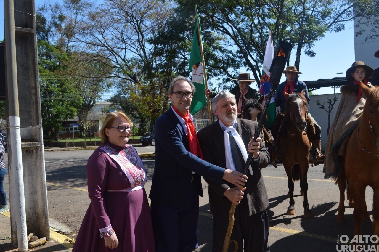 Grupo de cavalarianos entrega centelha da chama crioula na BM de FW