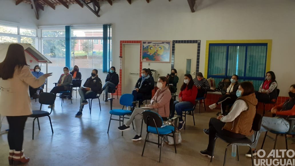 Professores de séries iniciais recebem formação