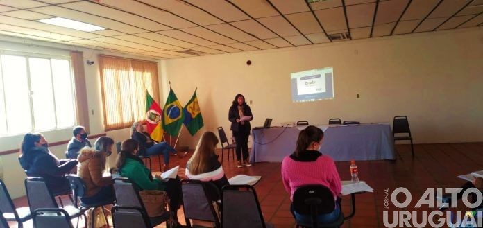 Secretaria de Educação promove reunião com diretoras e secretárias