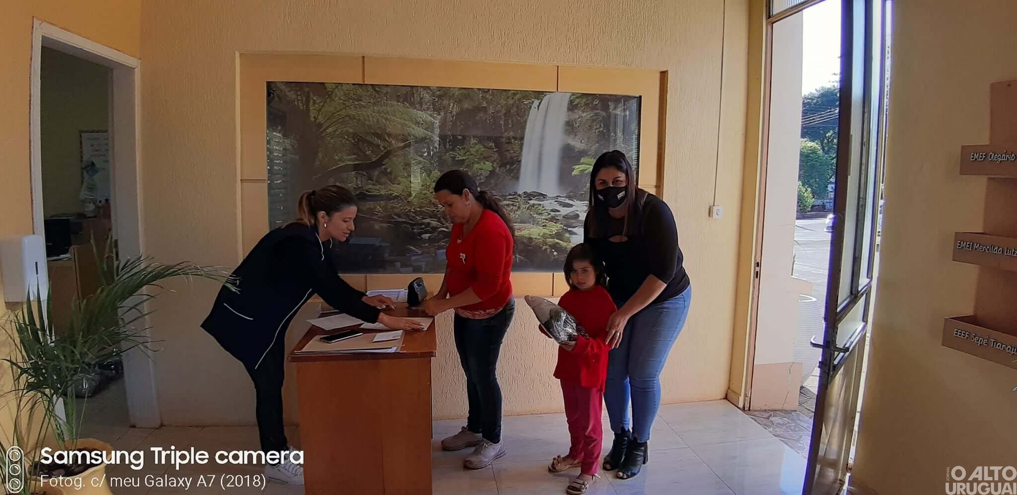 Secretaria de Educação de Erval Seco entrega kits de uniformes escolares