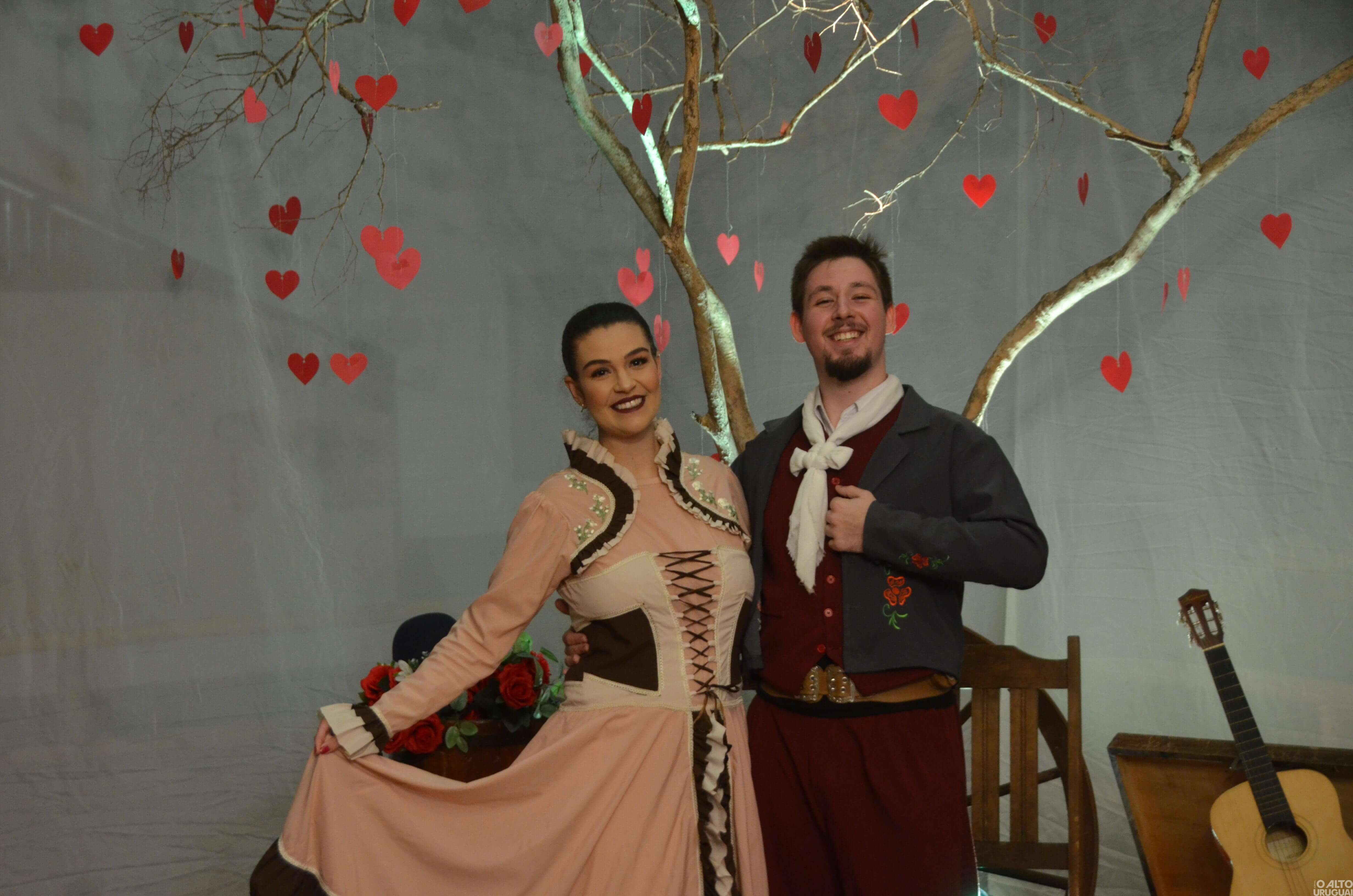 Noite do Galanteio reúne casais no CTG Rodeio da Querência