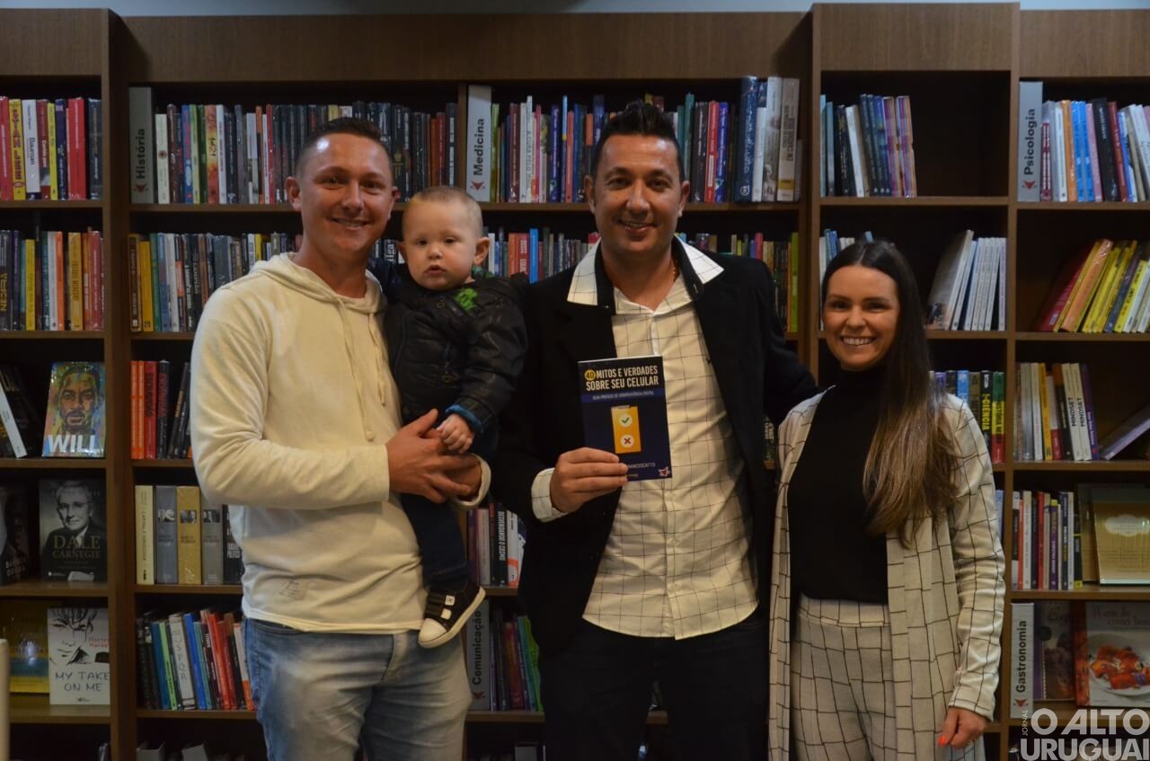 Professor Roberto Franciscatto lança livro pela Vitrola Editora