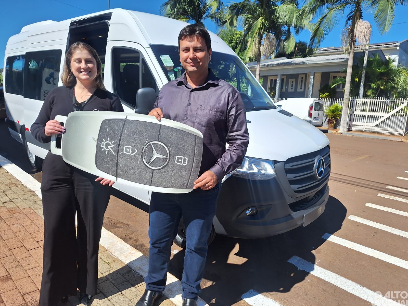 Administração de Cristal do Sul recebe novo micro-ônibus para a Educação