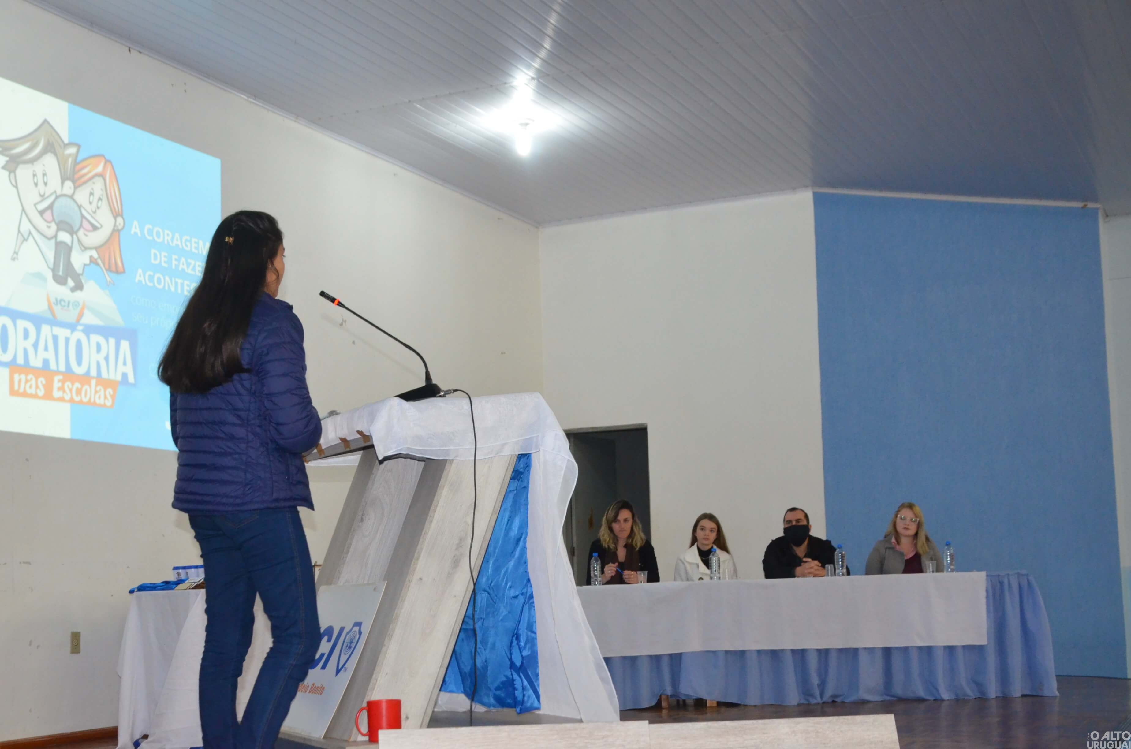 Três estudantes são premiadas na final municipal do Oratória nas Escolas em Rodeio Bonito