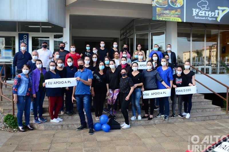 Profissionais de enfermagem promovem carreata