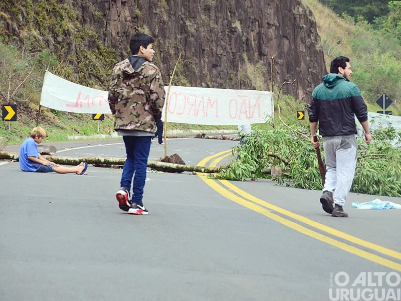 Indígenas voltam a bloquear trânsito na BR-386 em Iraí