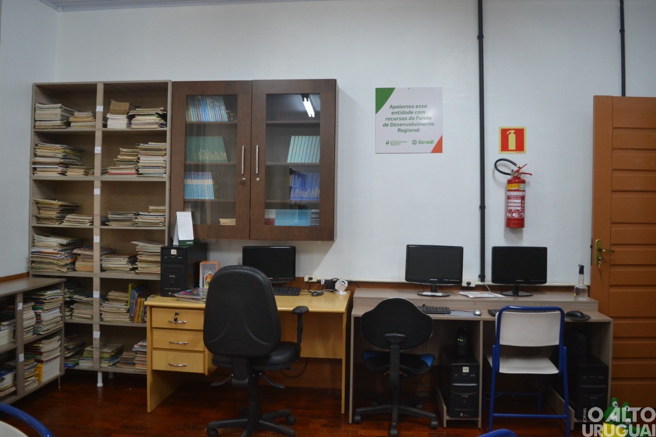 Escola Mathias Balduíno Huppes de Cristal do Sul reinaugura biblioteca