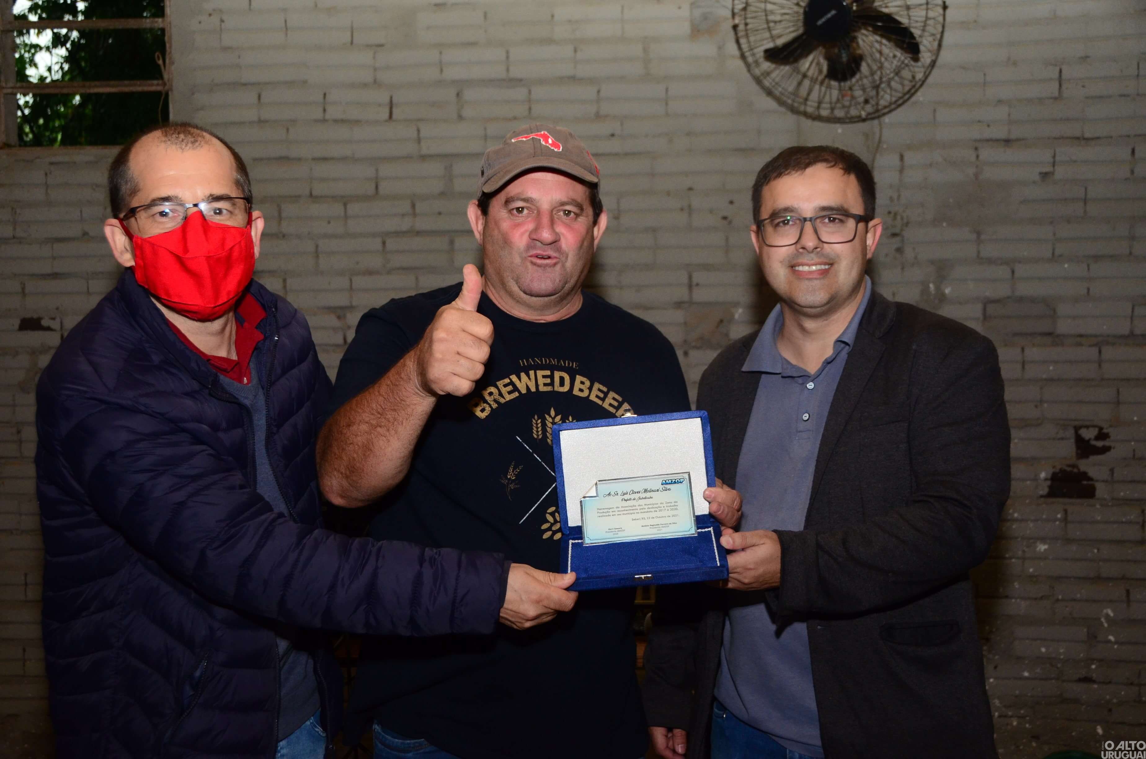 Gestores municipais recebem homenagem da Amzop
