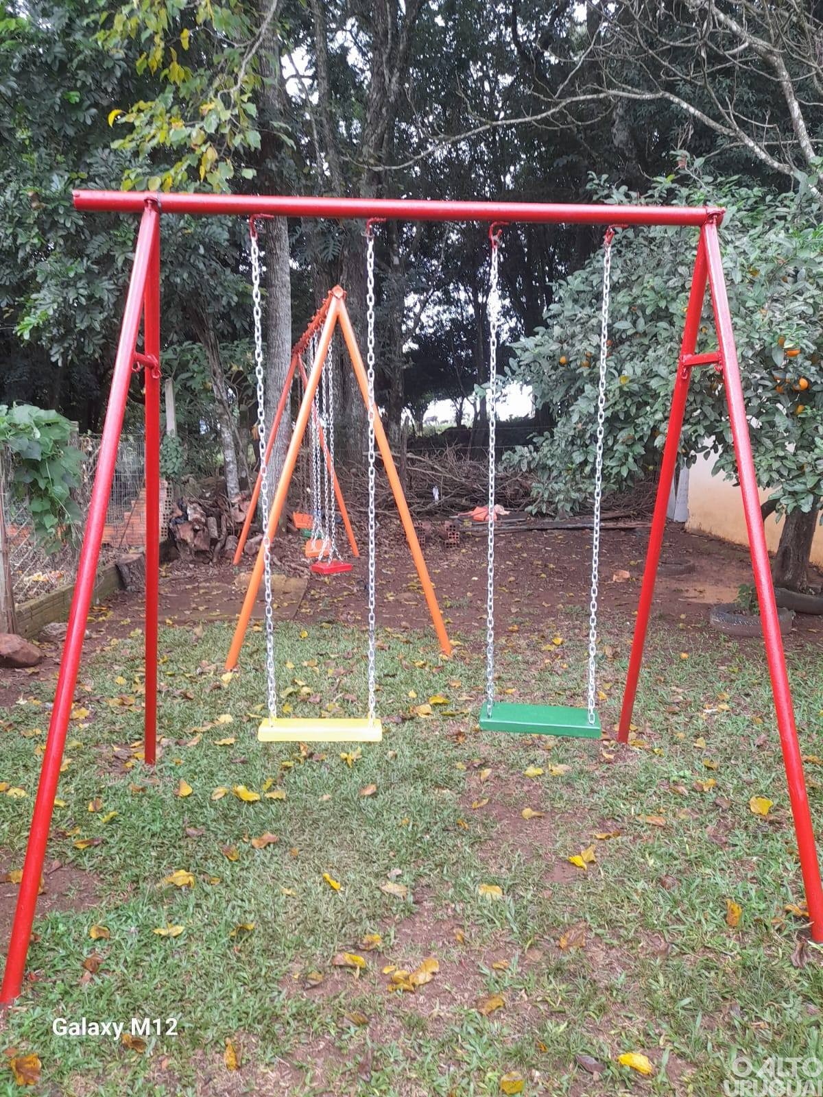Recuperados brinquedos na pracinha da Escola Pedro Sarturi em Cristal do Sul
