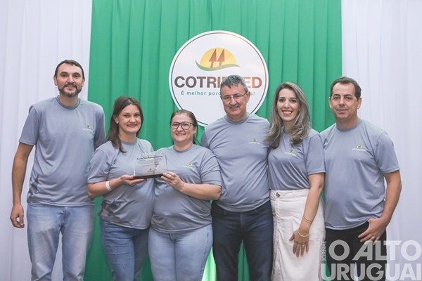 Colaboradores da Cotrifred recebem homenagem