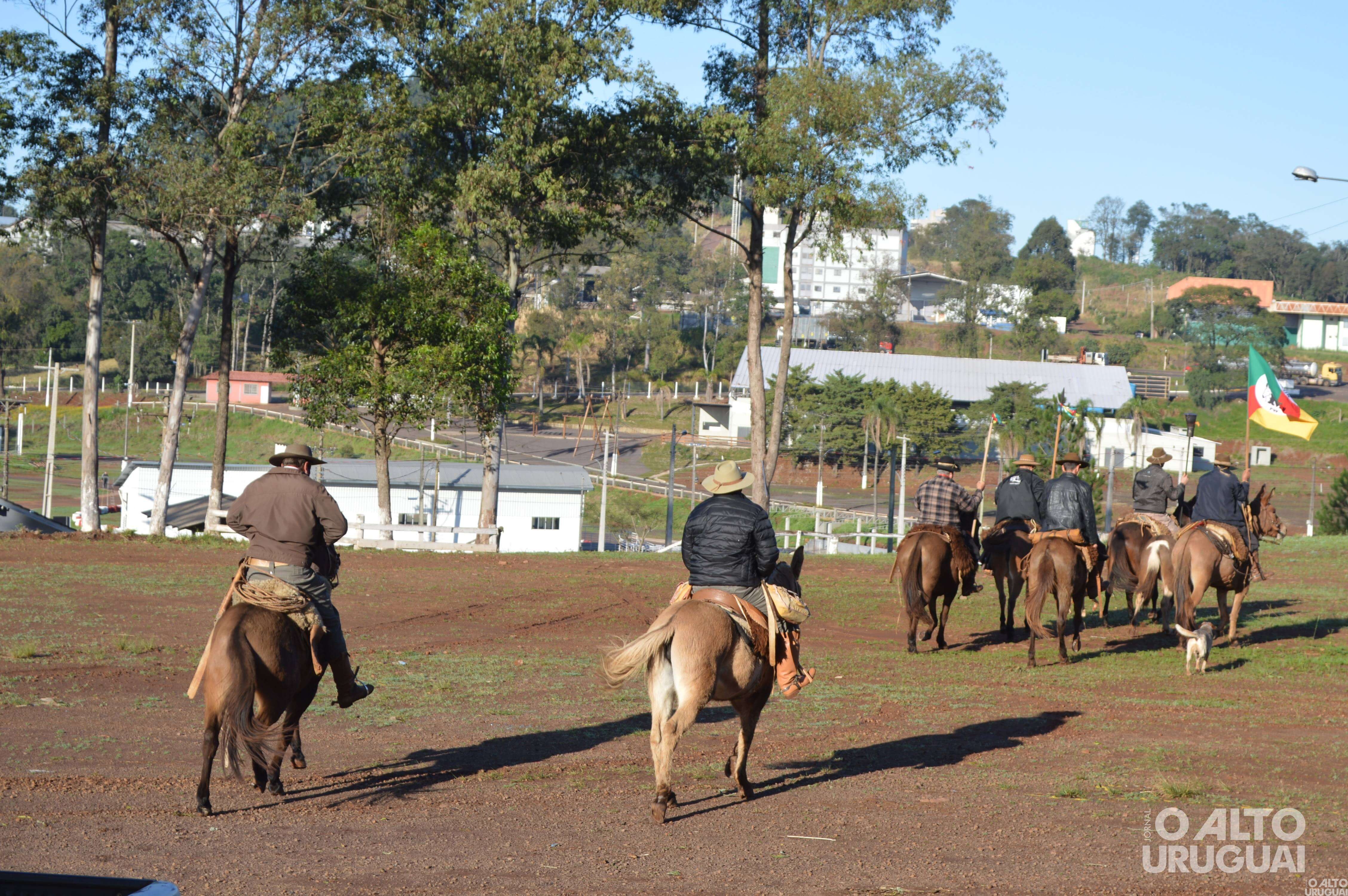 Cavalarianos de FW iniciam trajeto até Farroupilha com a Chama Crioula