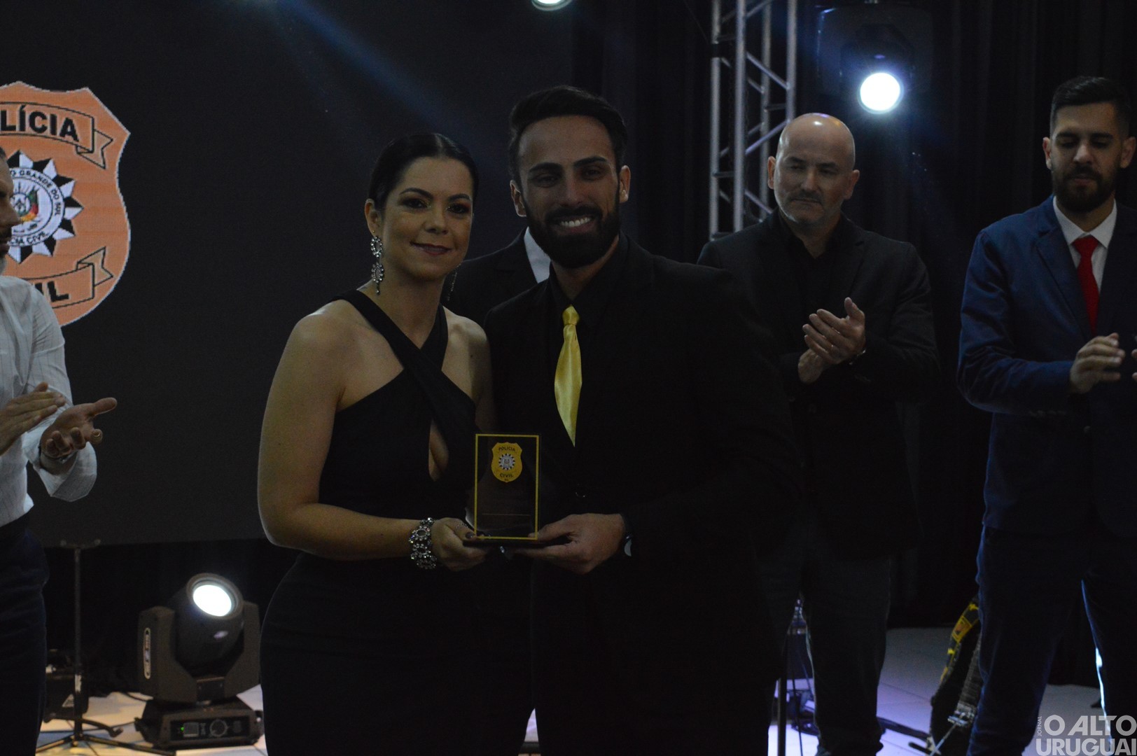 Baile Golden Night homenageia parceiros da Polícia Civil