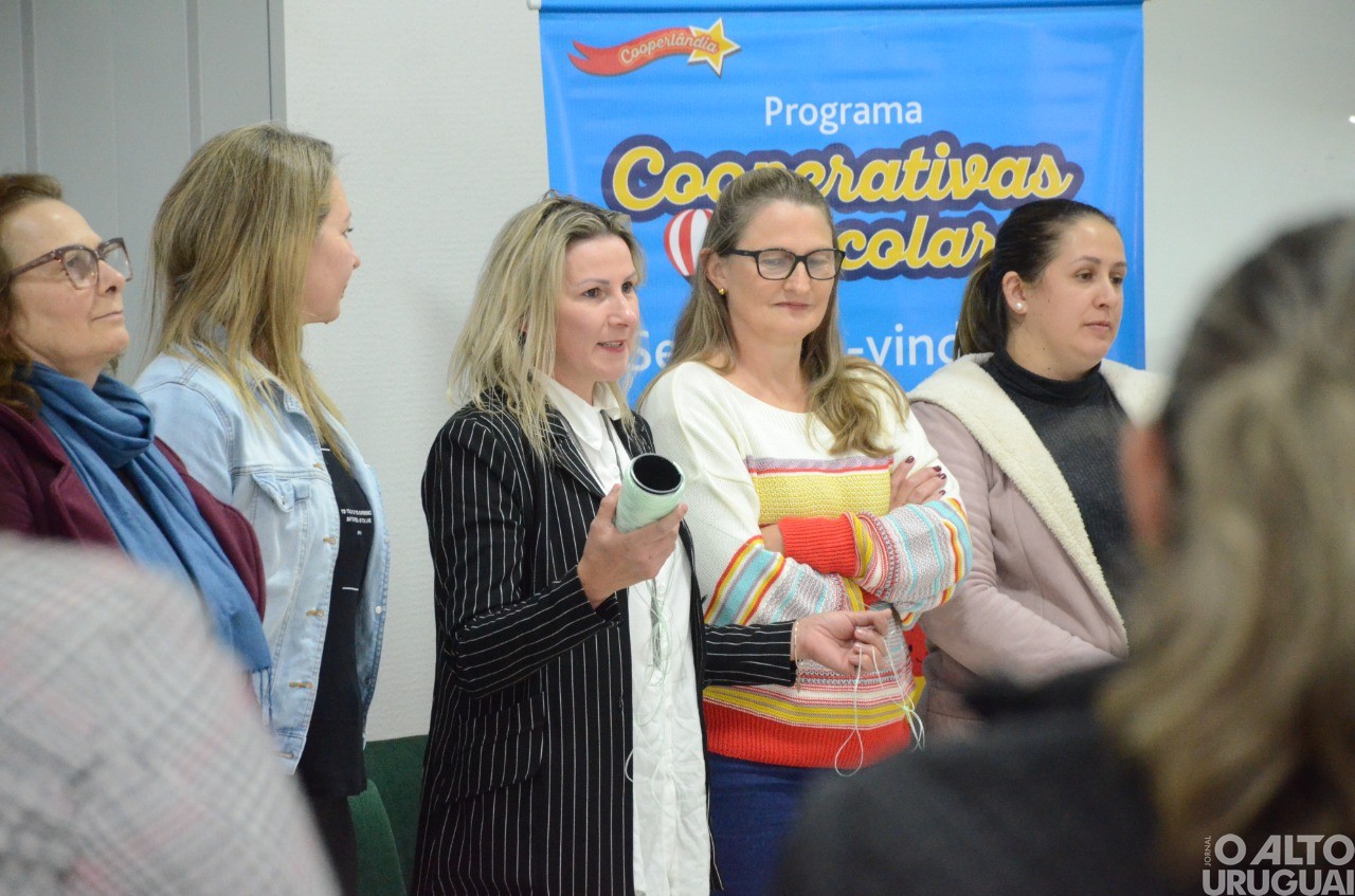 Representantes de Cooperativas Escolares participam de seminário