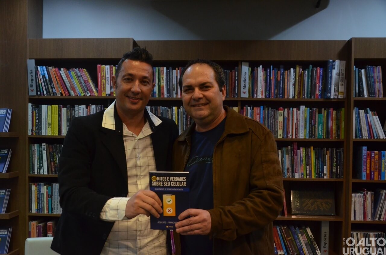 Professor Roberto Franciscatto lança livro pela Vitrola Editora