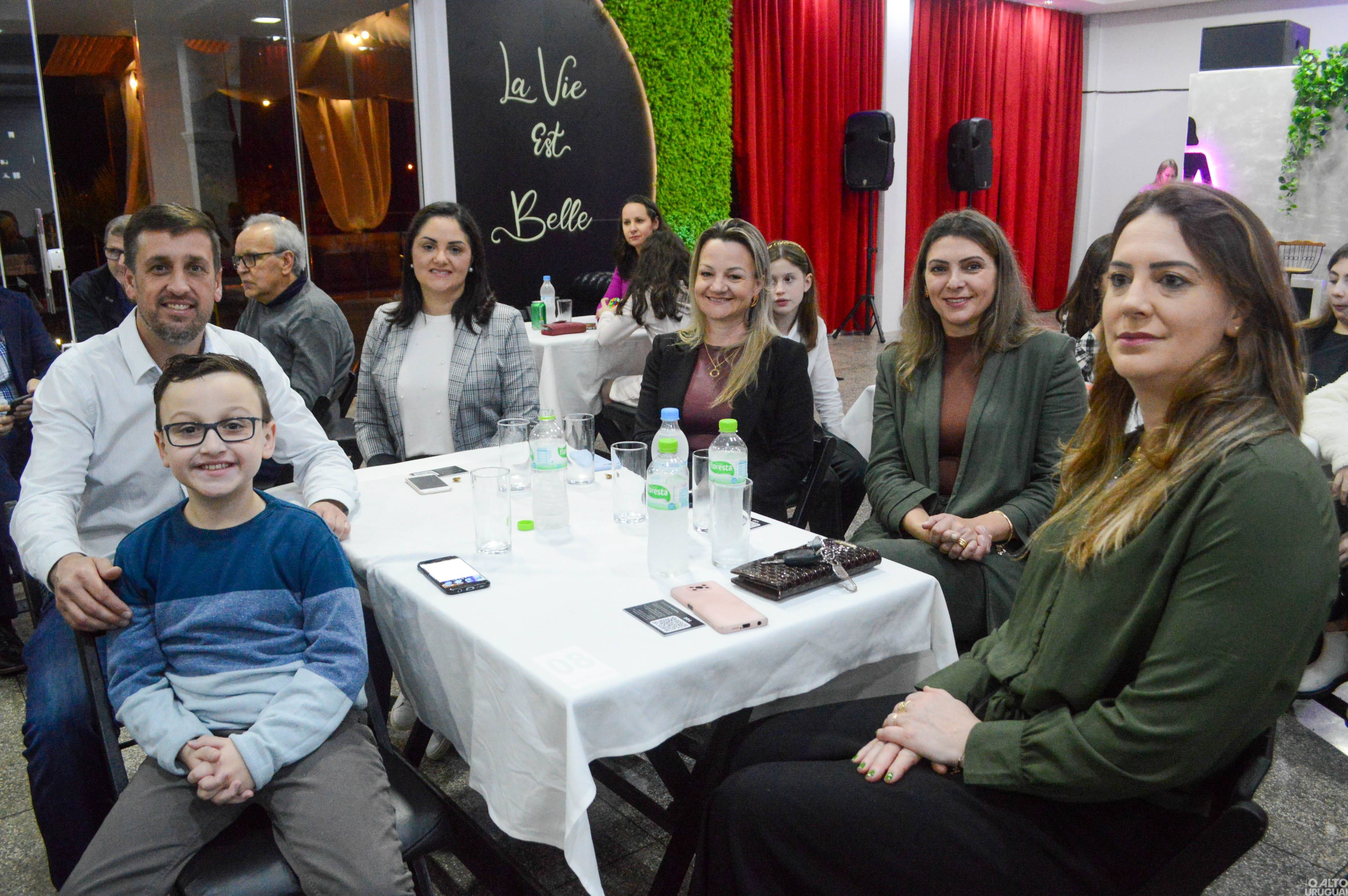 Novas diretorias dos Rotarys tomam posse em FW