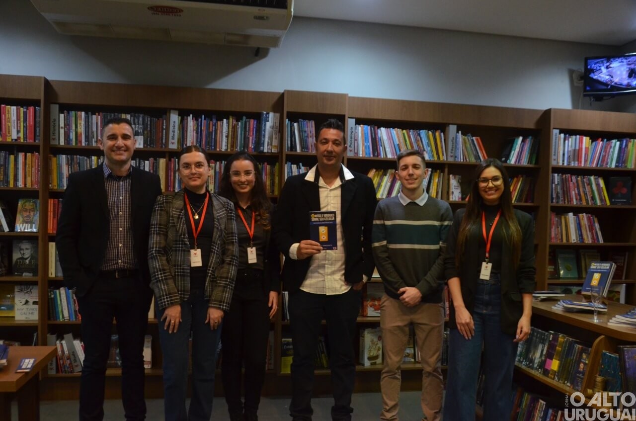 Professor Roberto Franciscatto lança livro pela Vitrola Editora