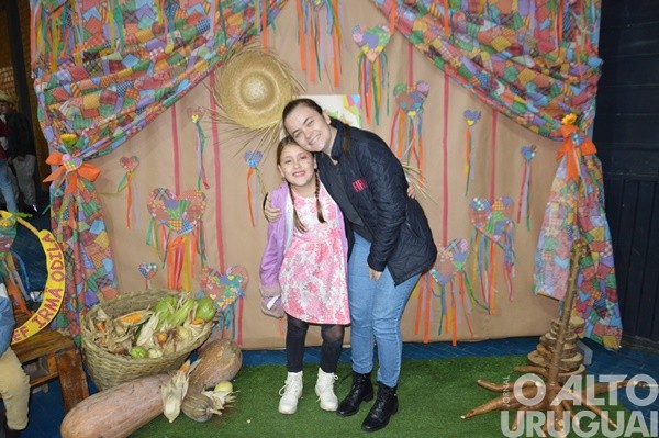 Festa Junina da Escola Irmã Odila Lehnen reúne comunidade em noite de alegria e tradição