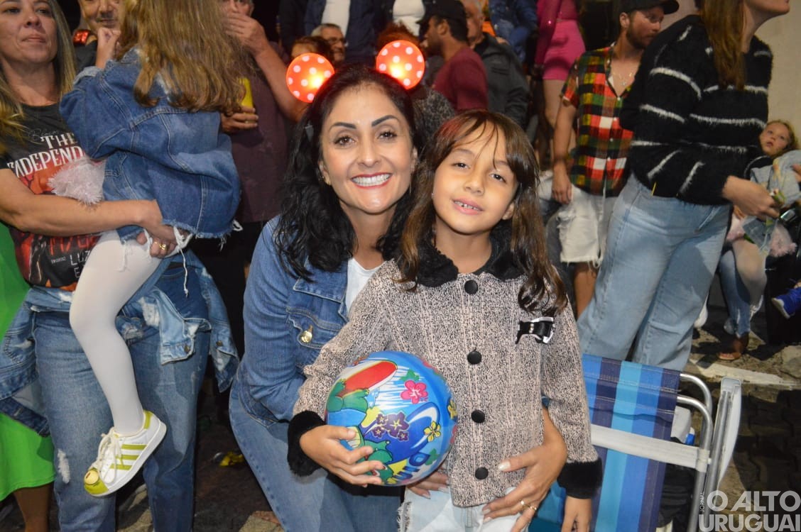 Desfile de rua do Carnaval Regional de Iraí reúne grande público