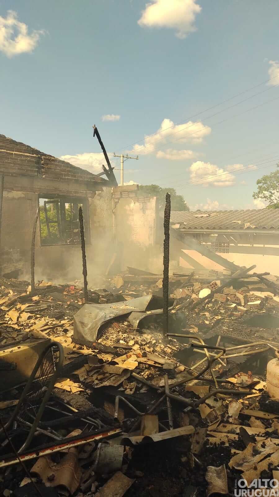 Caiçara: casa é destruída por incêndio na linha Baldissera e família pede doações
