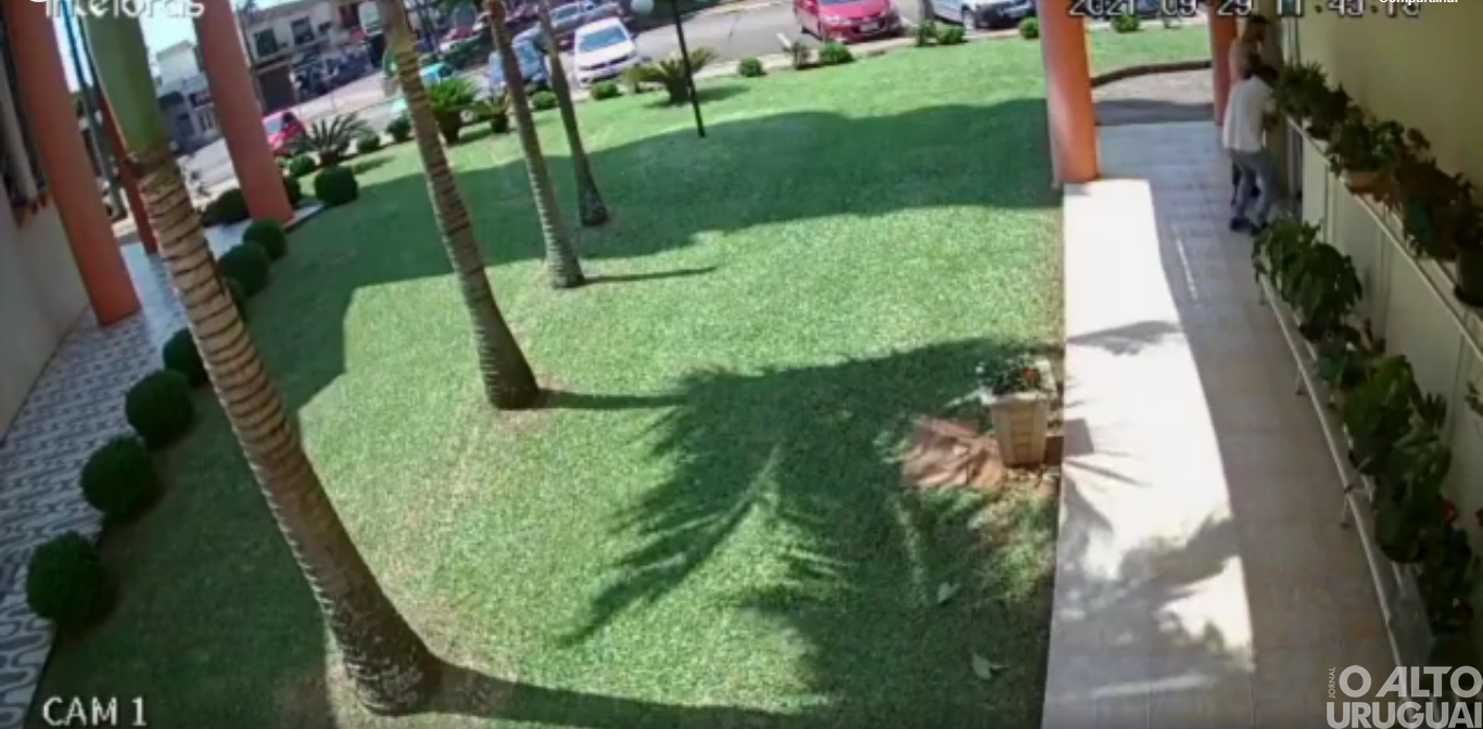 Assaltantes levam quase R$ 2 mil da casa canônica de Palmitinho