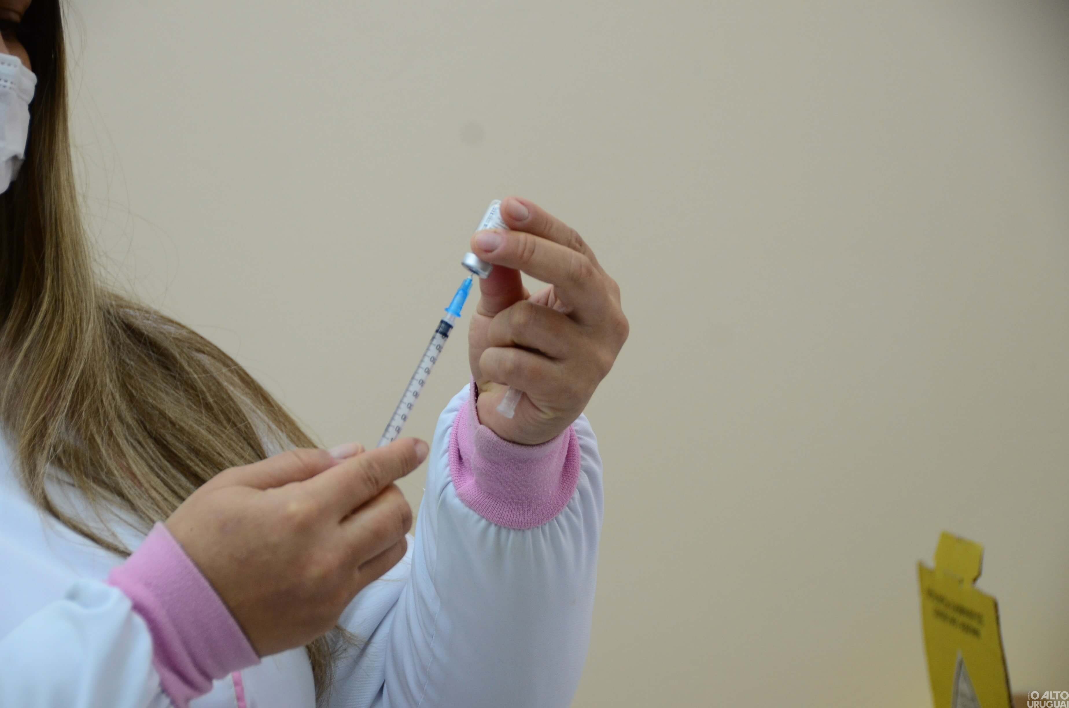 Vacinação para adolescentes sem comorbidades deve continuar na região