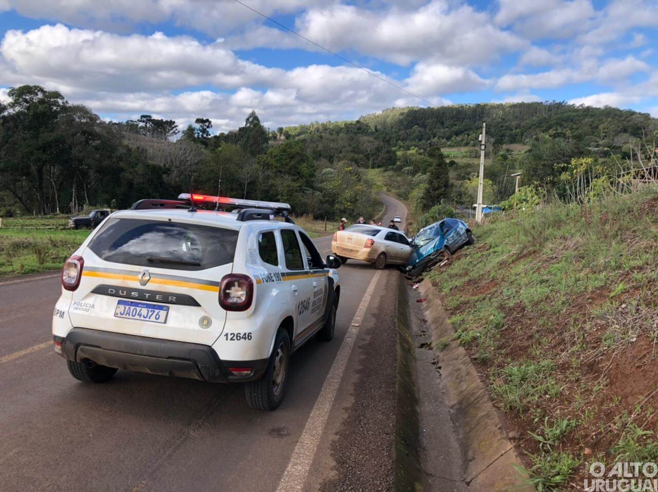 Acidente entre três veículos deixa quatro pessoas feridas na ERS-591